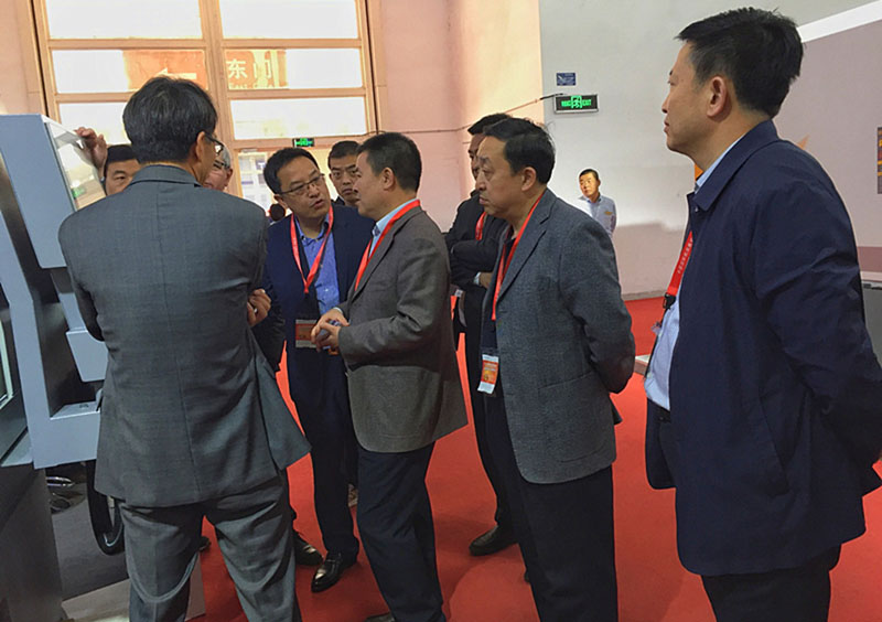 副市長郝文杰蒞臨星火機床展臺參觀指導
