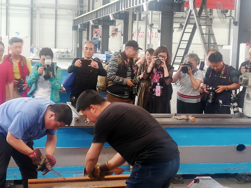 中國(guó)工業(yè)攝影協(xié)會(huì)50多人來(lái)星火機(jī)床公司采風(fēng)