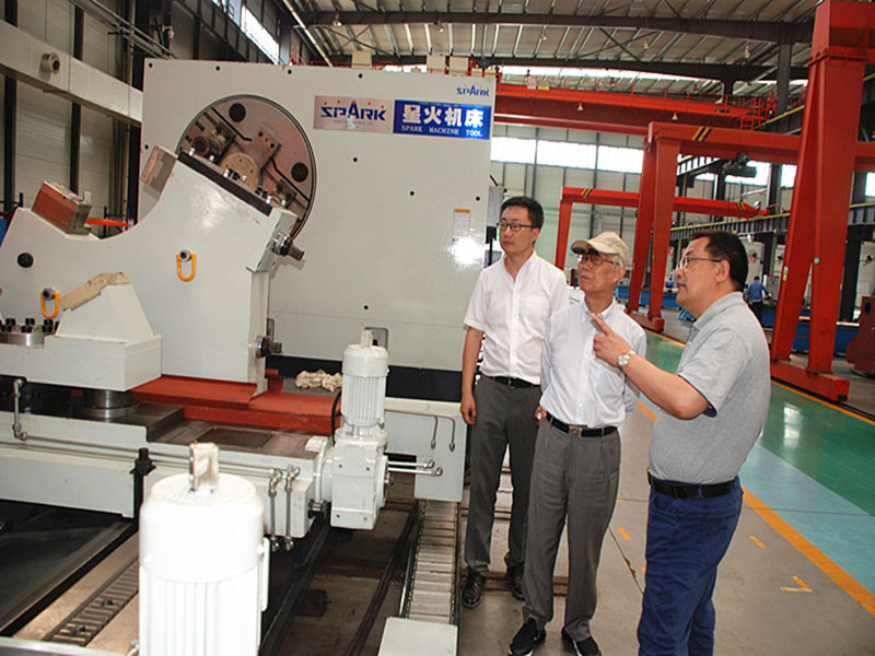 工信部智能制造專家咨詢委員會主任、 機(jī)械工業(yè)聯(lián)合會副會長朱森第來星火機(jī)床公司調(diào)研