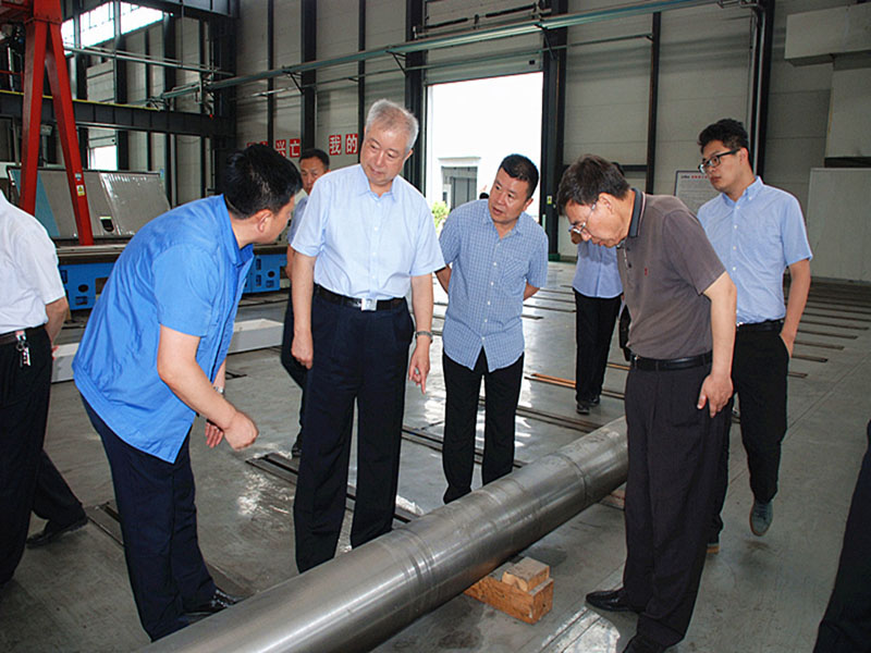 中制智庫考察組來星火機(jī)床公司參觀考察