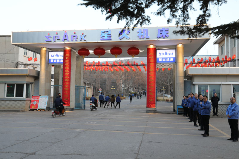 星火機床公司領導迎接職工上班