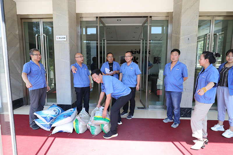 關愛職工夏送清涼