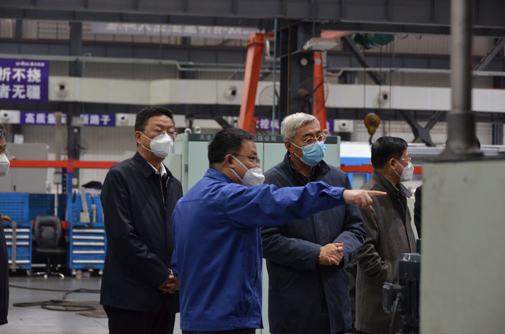 省委書記尹弘在星火機床公司調研