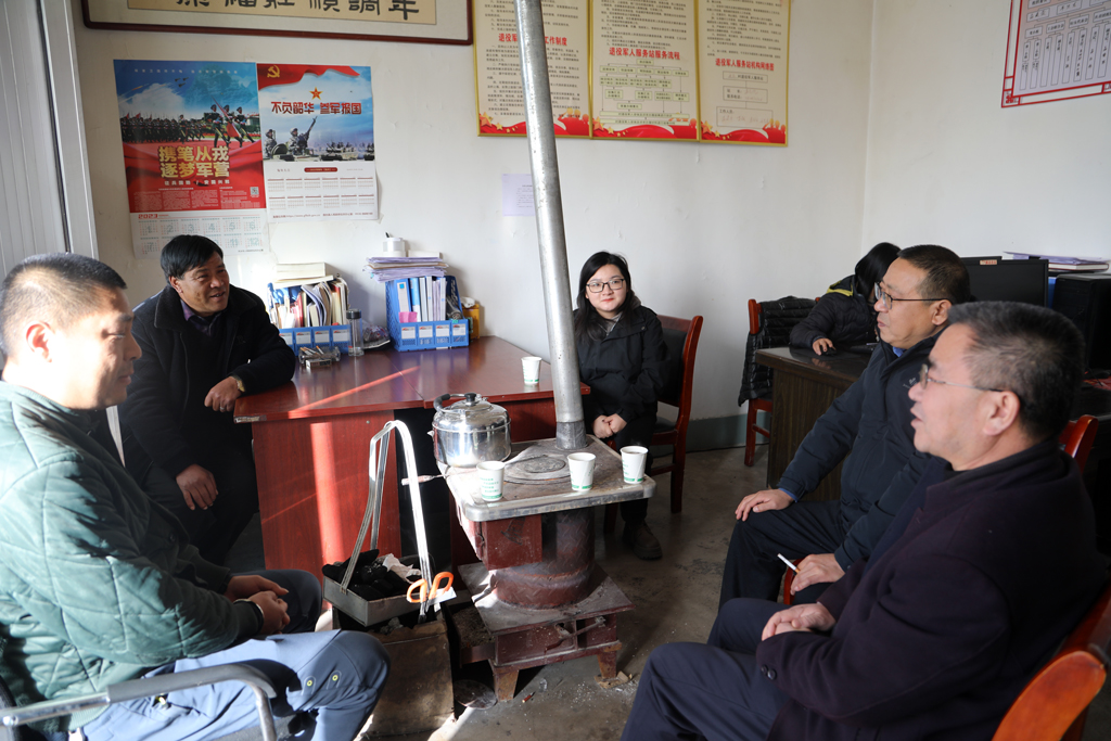 暖冬行動  真情暖心  星火公司走進鄉村振興聯系點開展慰問活動