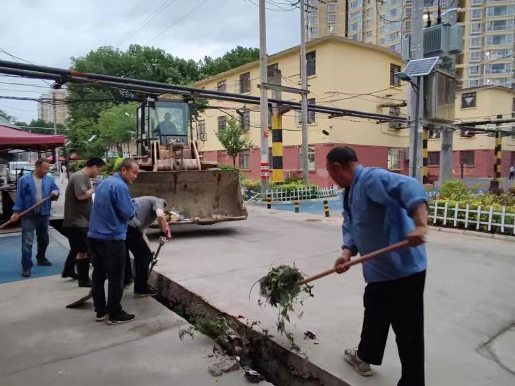 未雨綢繆  防患未然 星火機床物業公司職工連夜清理排洪溝確保安全度汛