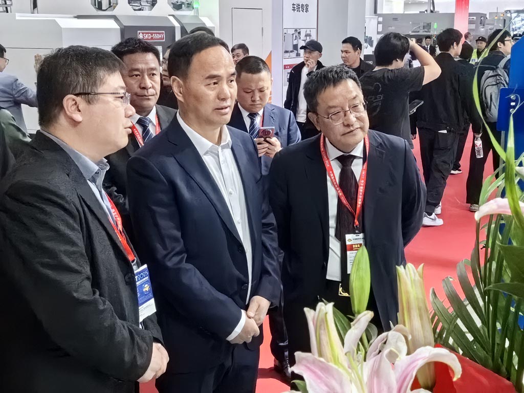 天水市副市長胡志勇一行蒞臨星火機床展位參觀指導