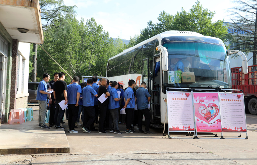 熱血傳遞生命 愛心溫暖人間 —— 甘肅星火智能數控公司組織員工開展無償獻血活動